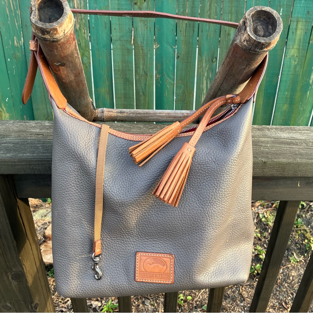 📍Dooney & Bourke Taupe & Tan Leather Shoulder Bag - almost NEW! 🫶🏻 used 2xs.